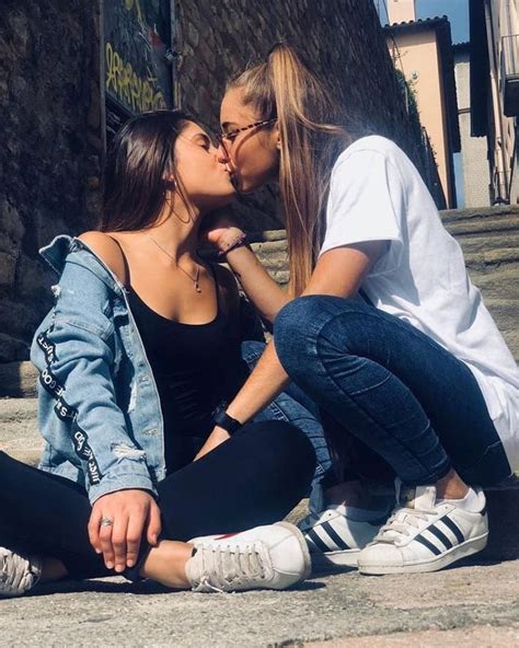 lesbianas tocandose|lesbianas masturbandose Search